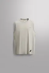 Musculosa de entrenamiento Zara Athleticz, confeccionada en tejido técnico ligero y elástico con zonas perforadas para mayor transpirabilidad. Presenta cuello redondo, corte regular fit y detalle de logo estampado en el pecho y el ruedo.