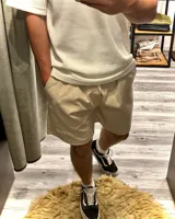 Short de pana color crema con cintura elástica ajustable con cordón y etiqueta con logo de la marca en el ruedo.