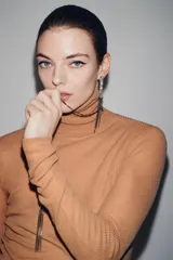 Par de aros largos plateados con apliques de strass y colgantes de cadenas finas. Cierre con tuerca.