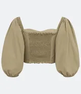 Blusa cropped de tricolina color beige, con escote corazón, detalle cruzado delantero y mangas 3/4 abullonadas. Posee lastex en la espalda para ajuste.