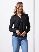 Camisa de manga larga marca Alex & Jordan, color negro, con cuello camisero, cierre frontal con botones y dos bolsillos aplicados en el pecho.