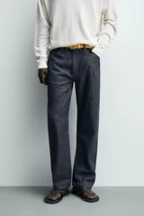 Jeans de corte recto en denim azul oscuro, con mezcla de algodón y cáñamo sin lavados. Presenta diseño de cinco bolsillos, tiro medio y cierre frontal con cremallera y botón.