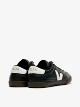 Championes urbanos Veja modelo Panenka, color negro con detalles en blanco y suela de goma color marrón. Presentan el logo lateral en forma de V y cierre con cordones.