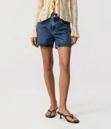 Short mom de jean azul con tiro alto, cintura con trabillas, bolsillos delanteros y traseros, y lavado con efecto desteñido.