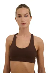 Top deportivo marrón con escote redondo y espalda deportiva.