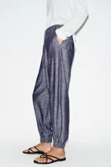 Pantalón jogger de tiro bajo color azul marino con efecto melange, cintura elástica con cordón de ajuste, bolsillos delanteros y puños elásticos en los tobillos.