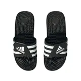 Sandalias tipo slide Adidas Adissage, color negro con tres franjas blancas en la tira superior ajustable con velcro. La plantilla presenta un diseño texturizado con protuberancias para masaje.
