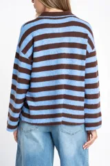 Sweater de punto con diseño de rayas horizontales en color marrón y celeste, corte oversize, cuello polo con cierre frontal y mangas largas.