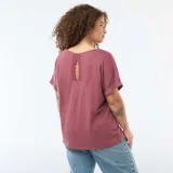 Camiseta de manga corta con cuello en V, confeccionada en tejido crepé de textura sutil. Presenta un diseño holgado con mangas con dobladillo fijo.