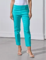 Pantalón recto color verde esmeralda de gabardina elastizada, marca Zac & Rachel. Pretina ancha con faja interna modeladora. Delantera con bolsillos simulados. Trasera con bolsillos ojal.