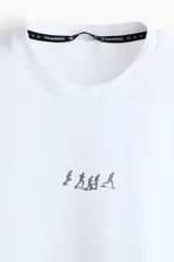 Musculosa deportiva blanca de corte holgado con cuello redondo, sisas amplias y pequeño estampado al frente.