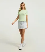 Blusa básica de manga corta, cuello redondo y textura sutil, confeccionada en viscosa con elastano. El bajo de la prenda es ondulado.