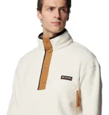 Buzo polar de cuello alto con cierre de botones a presión, confeccionado en tejido de textura suave. Presenta un bolsillo frontal con cierre en el pecho, detalles en contraste de color en la solapa y puños elásticos.