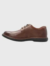 Zapato de cuero marrón con cordones, diseño de punta redonda y suela de goma EVA negra con tecnología de confort.