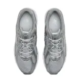 Championes New Balance modelo 740, con estética inspirada en el running de los años 2000. Presentan una parte superior de malla gris con superposiciones sintéticas metalizadas, entresuela blanca con tecnología de amortiguación y suela de goma negra.