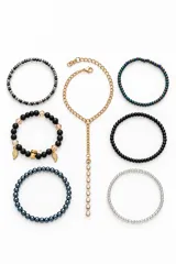 Set de múltiples pulseras elastizadas de cuentas y abalorios de distintos materiales, incluyendo eslabones dorados y dijes colgantes.