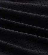 Bermuda deportiva Get Over de poliamida negra, con acabado exterior perforado, cintura elástica con cordón ajustable y short interior de compresión.