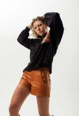 Short de cuero color camel, de tiro alto y corte ajustado.