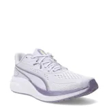 Championes de running Puma modelo Skyrocket Lite 2, color lila con detalles en blanco y amarillo. Presentan una capellada de malla transpirable, cierre de cordones y suela de goma con amortiguación.