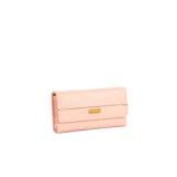 Billetera corta marca Coveri Collection, color blanco, de diseño rectangular con solapa y cierre de broche a presión. Detalle de placa metálica dorada con el nombre de la marca en el frente y herrajes dorados.