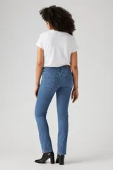 Jeans Levi's 314 Shaping Straight de tiro medio, corte recto, ajustado en cadera y muslos. Confeccionado con tecnología Levi's Sculpt Hypersoft, con tela suave y stretch de soporte.