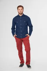 Pantalón cargo de gabardina con spandex, color rojo, de corte clásico y tiro medio, con bolsillos laterales con solapa y broche a presión.