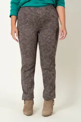 Pantalón recto alicrado color visón con diseño camuflado, bolsillos traseros y delanteros falsos.