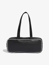 Bolso tipo bowling de diseño alargado en color negro con ribetes blancos. Presenta doble asa superior, cierre principal con cremallera y detalle frontal de hebilla metálica dorada con el logo del trébol de Adidas.