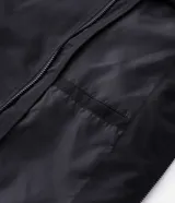 Campera bomber negra para hombre, confeccionada en poliéster con cierre frontal de cremallera, cuello, puños y dobladillo elásticos acanalados, y bolsillos laterales.