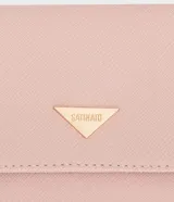 Tarjetero femenino marca Satinato, color rosado, confeccionado en poliuretano texturizado, con logo triangular dorado en la parte inferior.