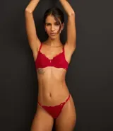 Bombacha colaless roja de microfibra con laterales finos ajustables y encaje en la parte delantera.