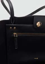 Bolso shopper negro de efecto piel, con dos asas de hombro, detalles metálicos, cierre de botón magnético y bolsillo interior con cremallera.