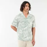 Camisa de manga corta con estampado de hojas en tonos verdes y blancos, cuello tipo campana y cierre frontal de botones.