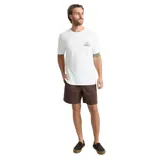 Remera blanca de manga corta y cuello redondo de la marca Roark, con un pequeño parche estampado en el pecho con la inscripción y un gráfico de atardecer.