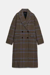 Abrigo largo de corte oversize con estampado de cuadros en tonos marrones y líneas azules. Presenta cuello de solapa, cierre frontal cruzado con botones, mangas largas y bolsillos delanteros con solapa.