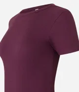 Blusa básica de manga corta, cuello redondo y textura sutil, confeccionada en viscosa con elastano. El bajo de la prenda es ondulado.