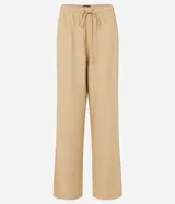 Conjunto de top bandeau y pantalón fluido de viscosa color beige con rayas verticales blancas.