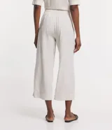 Pantalón pantacourt color crudo, de sarga con efecto lino, con cintura elástica y bolsillos delanteros.