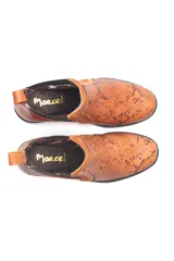 Bota de cuero color marrón con estampado animal print, elástico negro en los laterales y taco bajo.