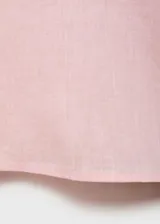 Camisa de manga corta color rosado, de diseño recto con cuello camisero y cierre frontal de botones.