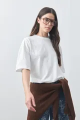 Remera de manga corta con calce relajado y cuello redondo, confeccionada en algodón puro.