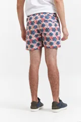 Short de baño celeste con estampado de motivos marinos en blanco. Tiene cintura elástica con cordón ajustable, dos bolsillos laterales y uno trasero.