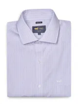 Camisa de manga larga RKF modelo Wf Pc, color lila con patrón de rayas verticales sutiles, cuello camisero clásico, cierre frontal con botones y un bolsillo en el pecho con el logo bordado.