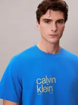 Remera de punto de algodón Calvin Klein, color azul, de corte regular, cuello redondo y manga corta. Cuenta con el logotipo de la marca estampado en el pecho derecho.