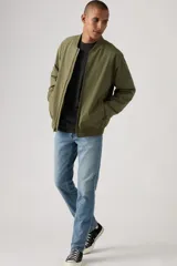 Jean de corte slim fit, color celeste, con cierre de cremallera y botón metálico. Presenta un diseño clásico de cinco bolsillos con costuras reforzadas.