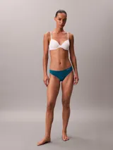 Colaless de microfibra con diseño sin costuras y bordes cortados a láser, ideal para un acabado invisible bajo la ropa. Presenta talle medio y el logo de la marca estampado en la cadera.
