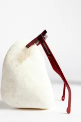 Lentes de sol Urban Haus modelo Iris, con montura geométrica de acetato color borgoña y lentes marrones.