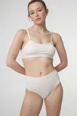 Bombacha tiro alto color borgoña, con fundillo de algodón.