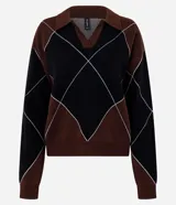 Buzo de tricot con cuello polo y diseño de patrón a cuadros en tonos bordó y negro. Presenta mangas largas y un calce amplio y relajado.