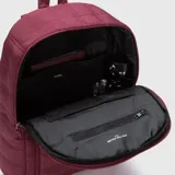 Mochila de diseño acolchado con acabado mate, compartimento principal con cierre, bolsillo frontal con cierre y correas acolchadas ajustables. Incluye compartimento interno para laptop de hasta 15 pulgadas y logo de la marca en la parte inferior.